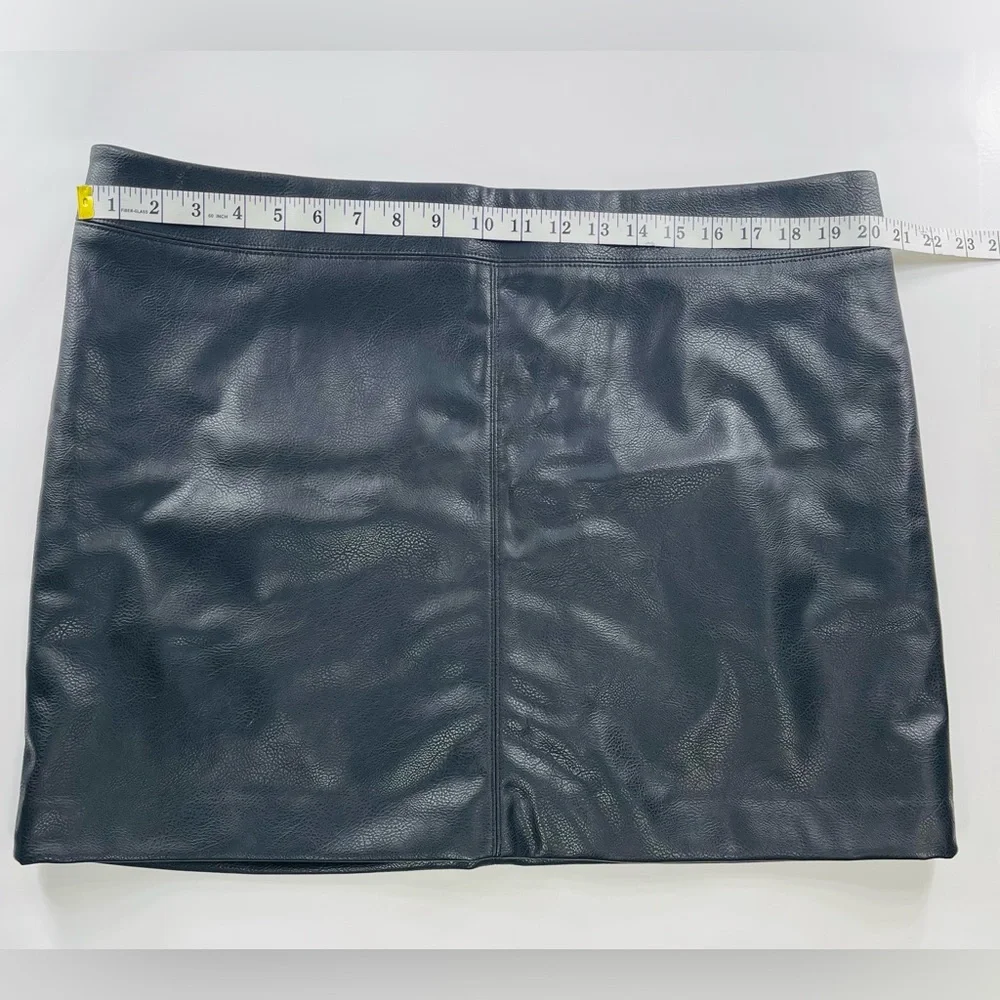 H&M BLACK FAUX LEATHER MINI SKIRT WITH SILVER ZIPPER SIZE 18